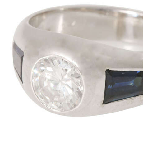 Ring with diamond ca. 1,67 ct flanked by sapphire trapezes total ca. 0,84 ct, - photo 5