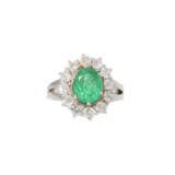 Ring with oval emerald ca. 2,8 ct, entouraged by old cut diamonds - фото 2