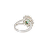 Ring with oval emerald ca. 2,8 ct, entouraged by old cut diamonds - фото 3