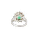 Ring with oval emerald ca. 2,8 ct, entouraged by old cut diamonds - фото 4