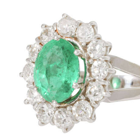 Ring with oval emerald ca. 2,8 ct, entouraged by old cut diamonds - фото 5