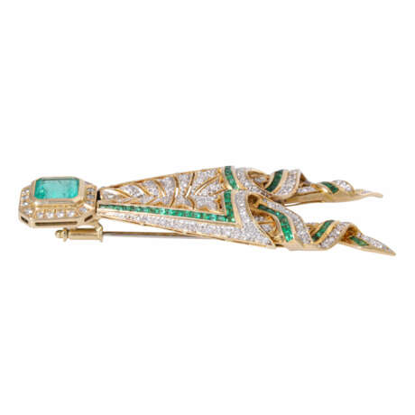 Brooch with emerald ca. 1,5 ct, emerald carrés and diamonds - photo 5