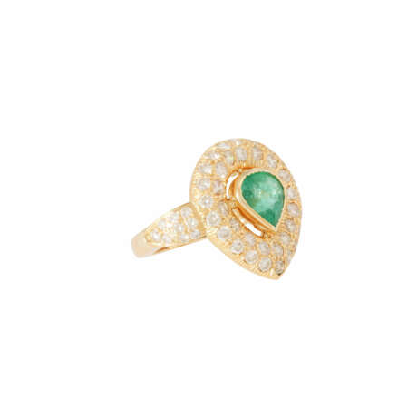 Ring with emerald drop ca. 1,2 ct and brilliant-cut diamonds total ca. 1,5 ct, - фото 1