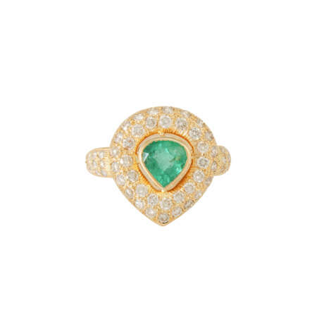 Ring with emerald drop ca. 1,2 ct and brilliant-cut diamonds total ca. 1,5 ct, - фото 2