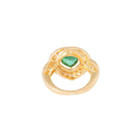 Ring with emerald drop ca. 1,2 ct and brilliant-cut diamonds total ca. 1,5 ct, - фото 4