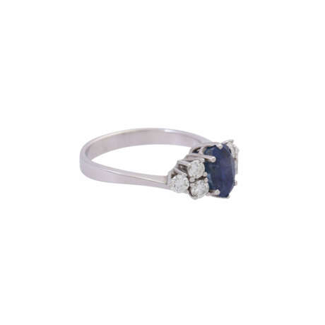 Ring with sapphire and diamonds - фото 1