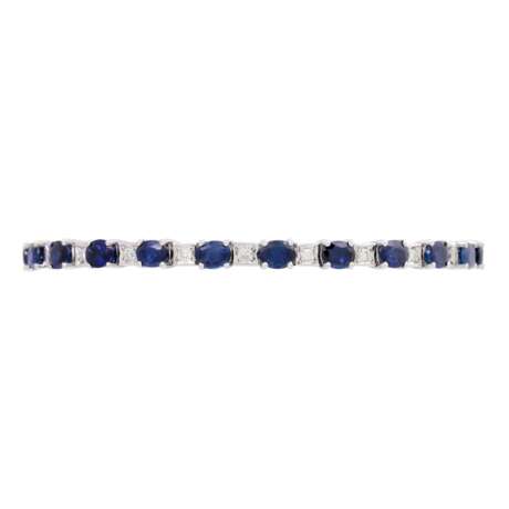 Bracelet with sapphires and diamonds of total approx. 0,45 ct, - фото 1