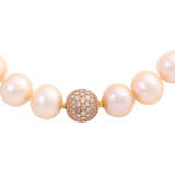 Pearl necklace with bayonet clasp with diamonds of ca. 2 ct, - photo 2