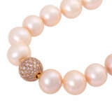 Pearl necklace with bayonet clasp with diamonds of ca. 2 ct, - photo 4