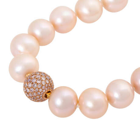 Pearl necklace with bayonet clasp with diamonds of ca. 2 ct, - photo 4