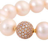 Pearl necklace with bayonet clasp with diamonds of ca. 2 ct, - photo 5