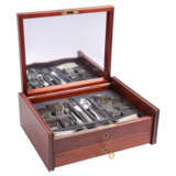 ROBBE & BERKING 40-pcs. dining cutlery 'French Pearl' in mahogany case, 150 silver plated, 20th c. - фото 2