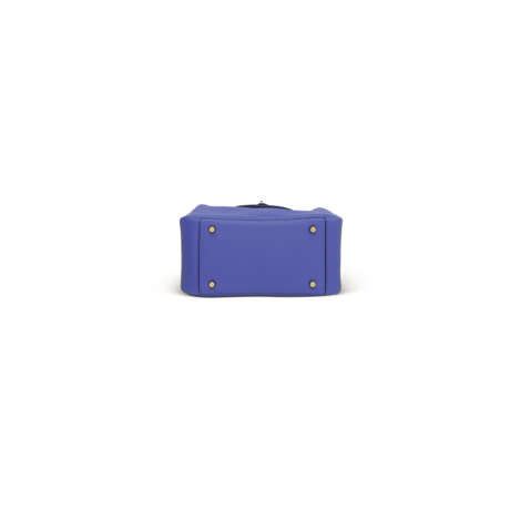 A BLEU ROYAL CL&#201;MENCE LEATHER MINI LINDY 19 WITH GOLD HARDWARE - Foto 4