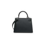 A BLACK EPSOM LEATHER SELLIER KELLY 25 WITH PALLADIUM HARDWARE - фото 3