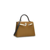 A LIMITED EDITION GOLD, NATA & BLACK EPSOM LEATHER TRICOLOR SELLIER KELLY 25 WITH PALLADIUM HARDWARE - фото 2