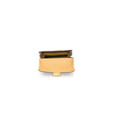 A LIMITED EDITION ARGILE & TABAC CAMEL SWIFT LEATHER VERSO MINI CONSTANCE 18 WITH JAUNE ENAMEL & GOLD HARDWARE - Foto 5