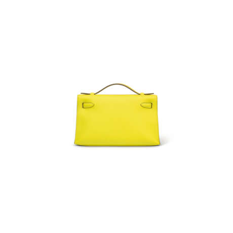 A LIME SWIFT LEATHER KELLY POCHETTE WITH GOLD HARDWARE - photo 3