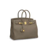 AN &#201;TOUPE TOGO LEATHER BIRKIN 35 WITH GOLD HARDWARE - Foto 2