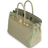 A CUSTOM SAUGE & BAMBOU CL&#201;MENCE LEATHER BIRKIN 35 WITH BRUSHED GOLD HARDWARE - Foto 2