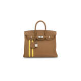 A LIMITED EDITION GOLD & AMBRE TOGO LEATHER OFFICIER BIRKIN 25 WITH PALLADIUM HARDWARE - Foto 1