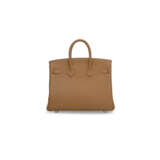 A LIMITED EDITION GOLD & AMBRE TOGO LEATHER OFFICIER BIRKIN 25 WITH PALLADIUM HARDWARE - Foto 3