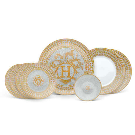 A SET OF EIGHT PORCELAIN: MOSA&#207;QUE AU 24 GOLD PLATES - фото 1