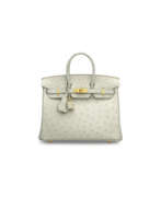 Кожа страуса. A GRIS PERLE OSTRICH BIRKIN 25 WITH GOLD HARDWARE