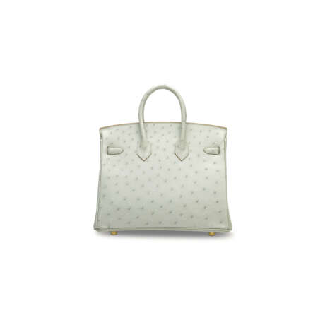 A GRIS PERLE OSTRICH BIRKIN 25 WITH GOLD HARDWARE - фото 3