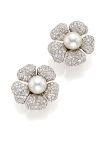 Pearl and pavé diamond flower shape… - photo 1