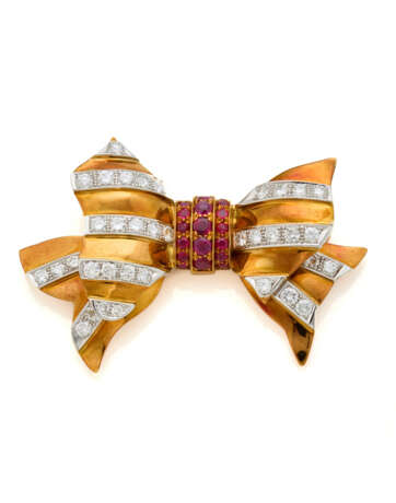 Round diamond and ruby bow shaped y… - Foto 1