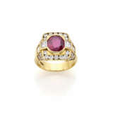 Oval ct. 2.30 circa ruby, round and… - фото 1