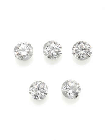 Lot comprising five round diamonds:… - photo 1