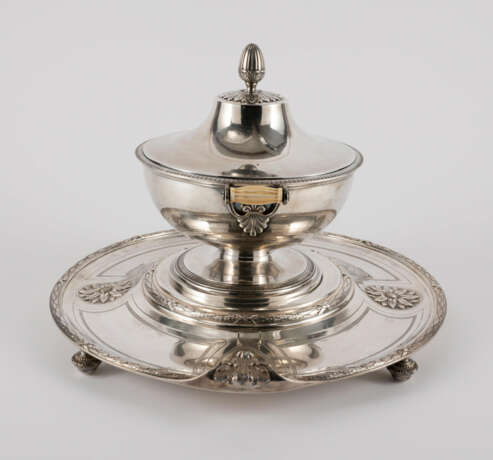 Magnificent ensemble of a tureen and a large presentoir - фото 2
