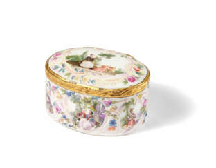 Oval snuff box with fine Watteau scenes