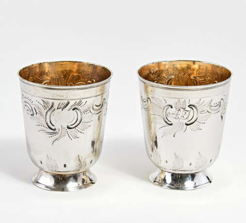Pair of bell beakers with gilt interior - Foto 1