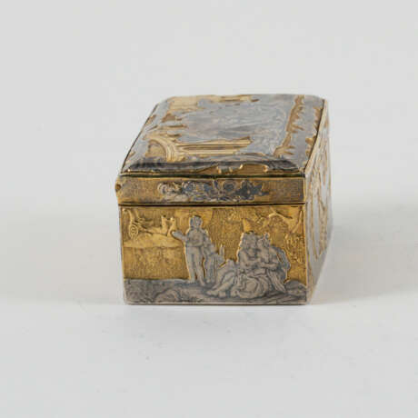 Snuff box with couple playing music and mythological scenes - фото 4