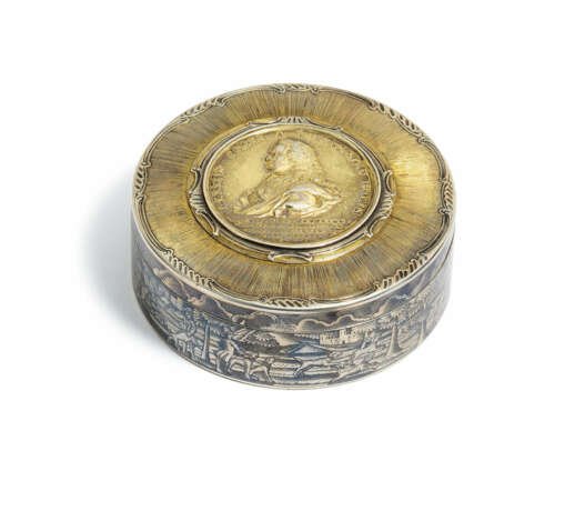 Large Round Snuff Box with Medal of the Imperial Chancellor Alexei Petrovich Count Bestushev-Ryumin - фото 1
