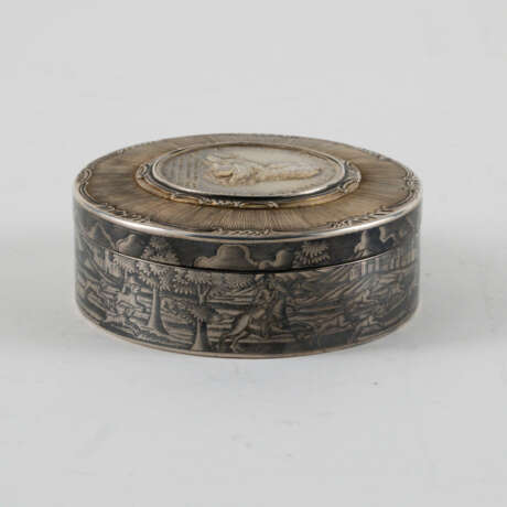 Large Round Snuff Box with Medal of the Imperial Chancellor Alexei Petrovich Count Bestushev-Ryumin - Foto 2