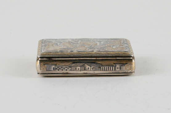 Small box with hunting scene and architectural landscape - photo 3
