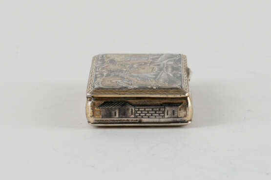 Small box with hunting scene and architectural landscape - фото 4
