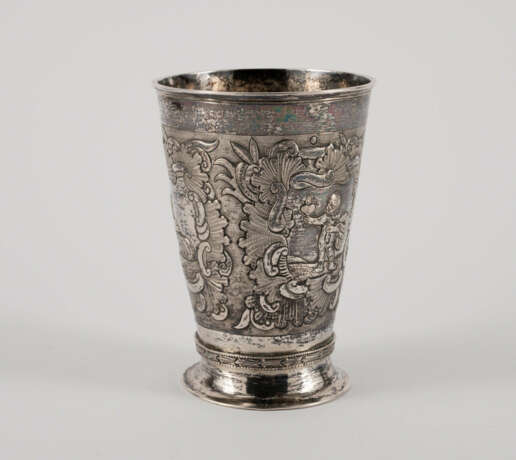 Lidded Beaker with Rocaille Cartouches with Cupid and Birds - photo 4