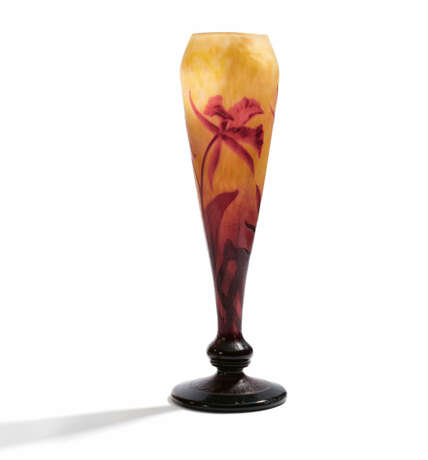 Large club shaped vase with daffodils - photo 1