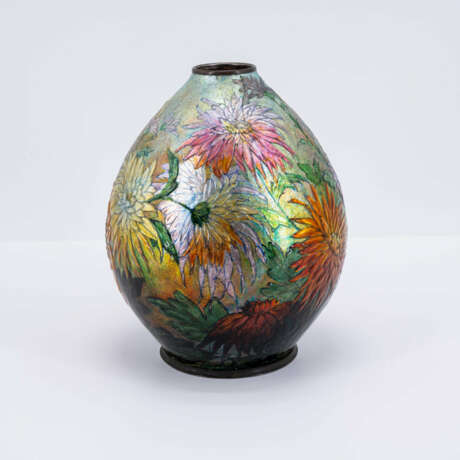 Bulbous vase with chrysanthemums - фото 2