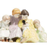 Four children with doll - Foto 1