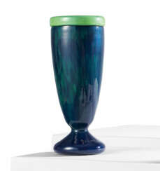 Club shaped vase
