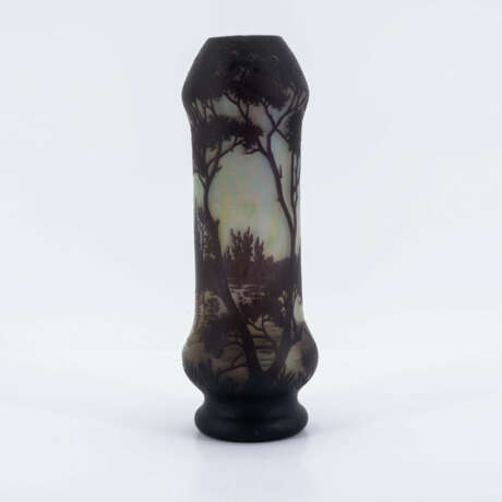 Keulenförmige Vase mit Seenlandschaft im Morgenlicht - Foto 2