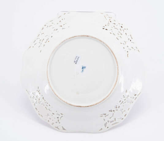 Small lidded tureen with presentoir - photo 2