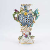 Fragrance vase with applied flower decor - фото 3