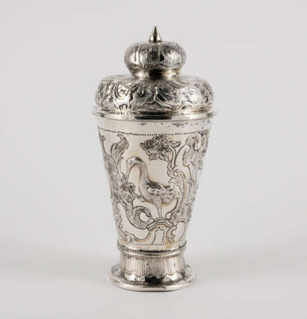 Lidded beaker with rocaille cartouches and birds - photo 1