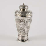 Lidded beaker with rocaille cartouches and birds - photo 2
